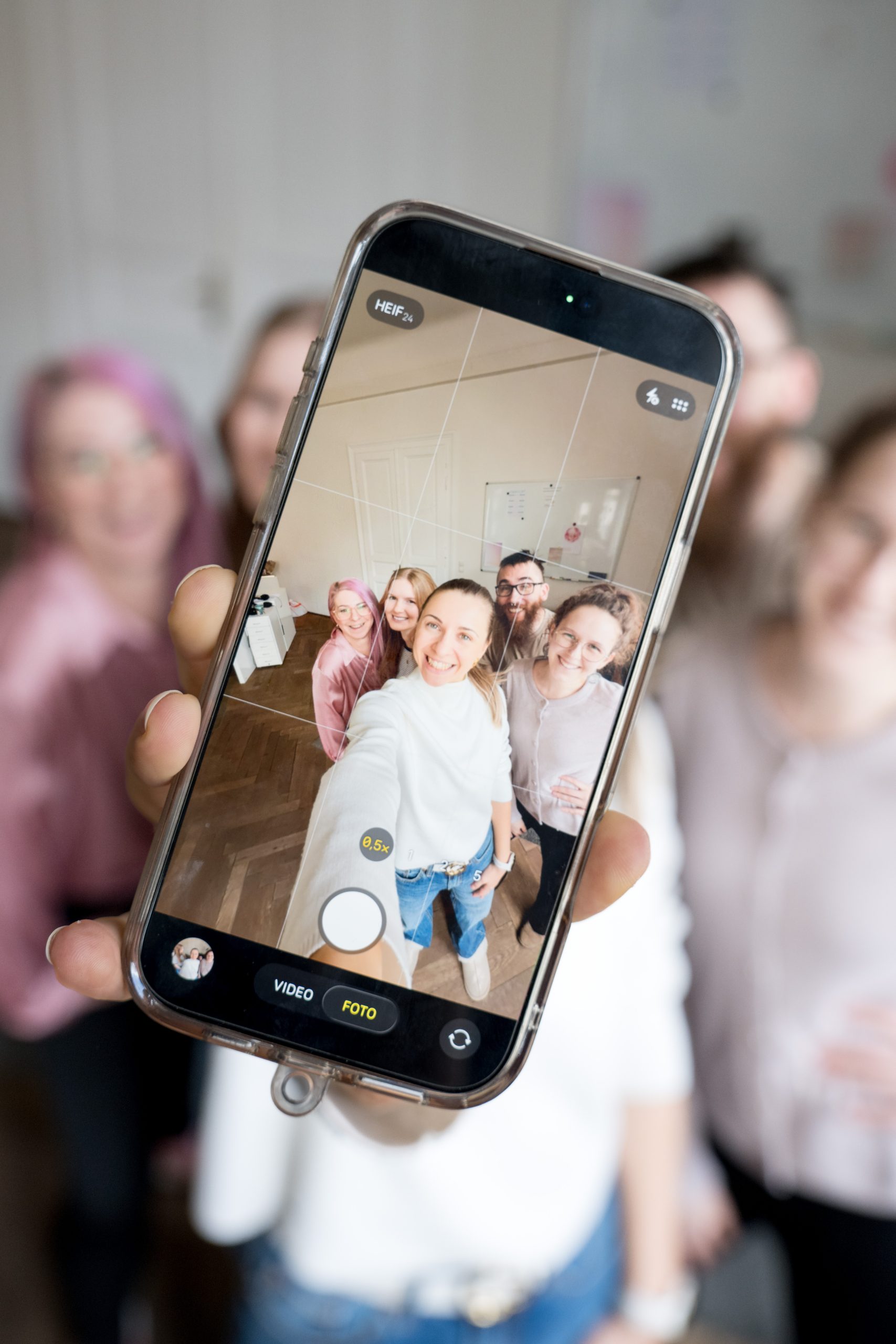 Das junge Agenturteam schießt ein Selfie im Büro.
